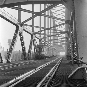 857539 Afbeelding van een electrisch treinstel mat. 1946 van de N.S. op de DEMKA-brug over het Amsterdam-Rijnkanaal te ...